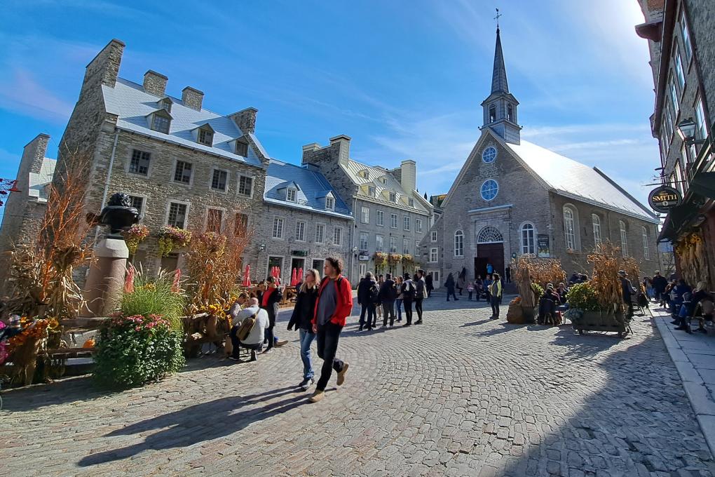 Québec 1608 Tours - tour-guide-québec-place-royale